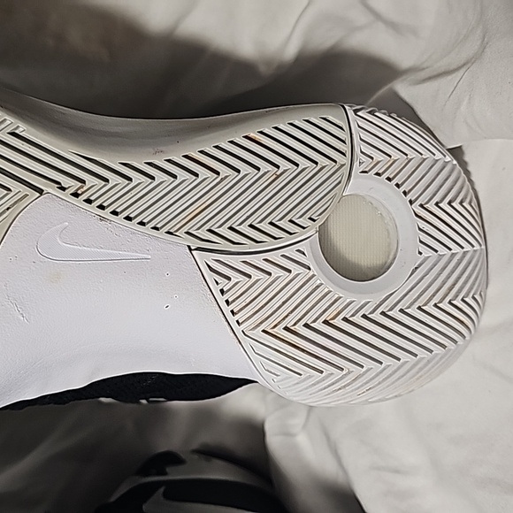 GENTLY USED - 2015 Nike Women's Air Zoom Hyperdunk - Black/Silver - Size 11 - Picture 12 of 13